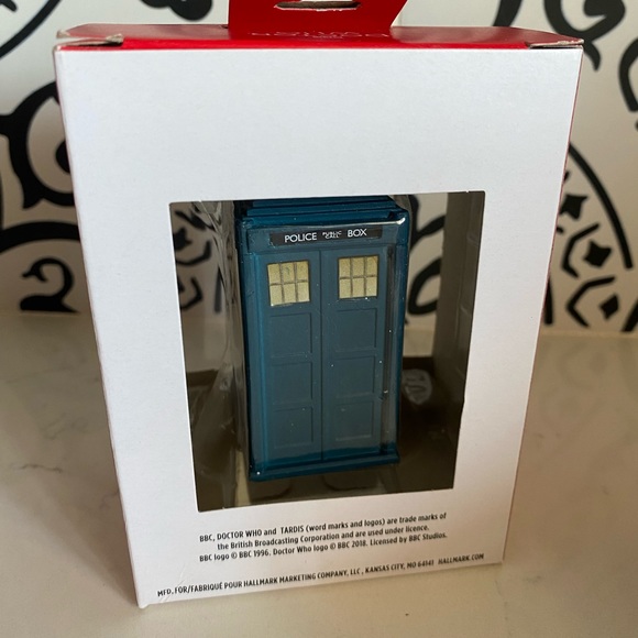 New HALLMARK Dr Who Tardis Police Box CHRISTMAS ORNAMENT WALMART EXCLUSIVE - Picture 3 of 3